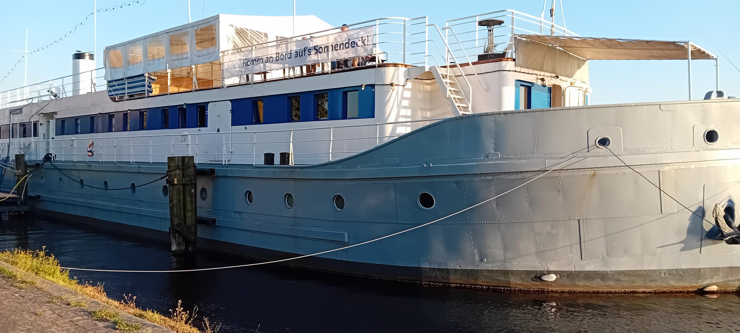 Die Arkona, das Hotelschiff des DMB, liegt in Wilhelmshaven.