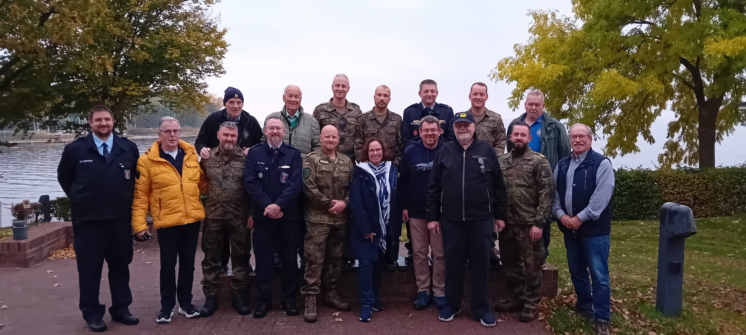 Marinesoldaten und Bitburger Gäste im Garten des Offiziersheims in Neustadt/Holstein.