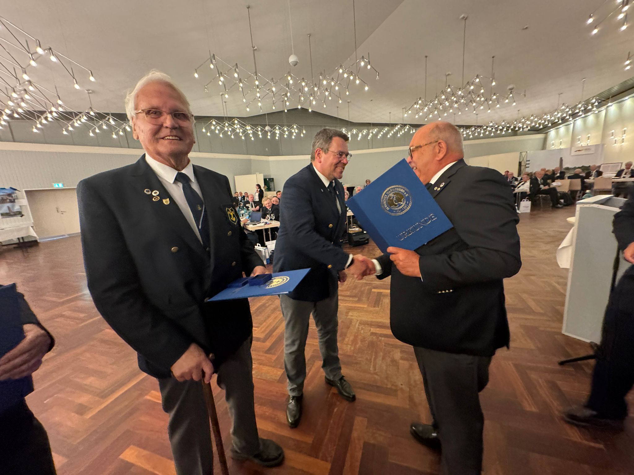 Präsident Heinz Maurus ehrt Werner Krämer mit der Verdienstnadel in Gold.