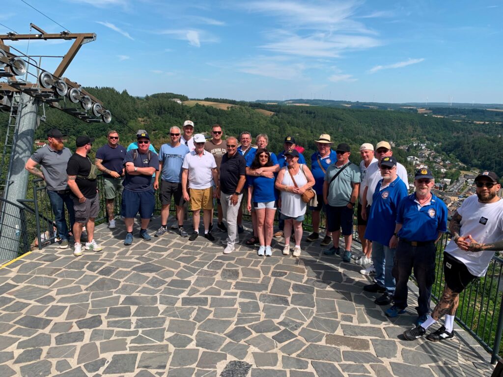 Ein Erinnerungsfoto mit herrlichem Ausblick über Vianden runde te den Besuch ab.Foto: Eva Eppers